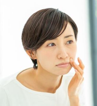 顔の歪み・左右差に悩む女性